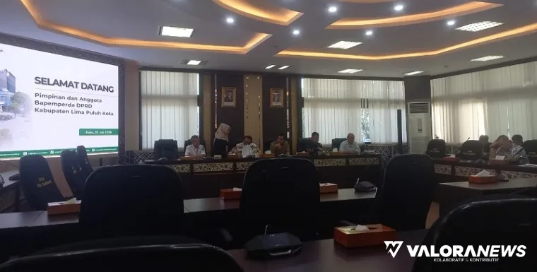Wakil Ketua Bapemperda DPRD Sumatera Barat, Zulkanedi Said berbagi kiat tentang Inpres Inefesiensi dalam pembahasan Propemperda dengan DPRD Limapuluh Kota di ruang khusus 1, Rabu. (humas)