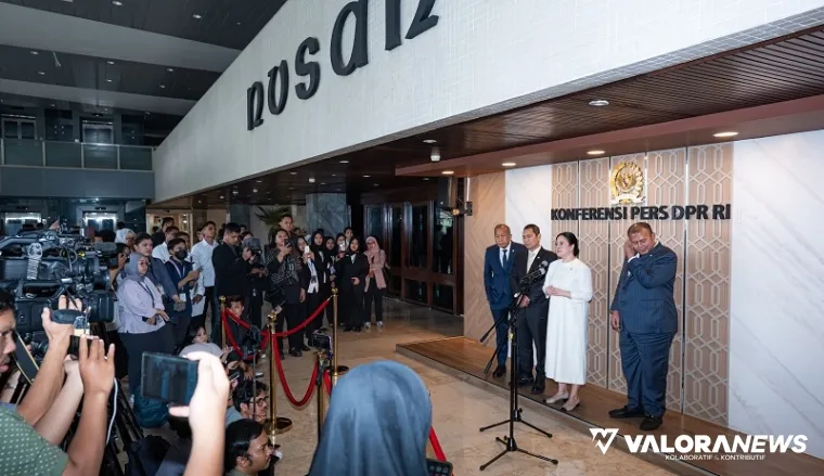 Ketua DPR RI, Puan Maharani didampingi unsur pimpinan lainnya, diwawancarai secara door stop oleh wartawan di gedung Nusantara I, Jakarta, Selasa. (humas)