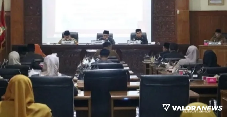 Ketua DPRD Bukittinggi, H Syaiful Efendi didampingi wakil ketua, memimpin rapat paripurna dengan tiga agenda, Rabu. (hamriadi)