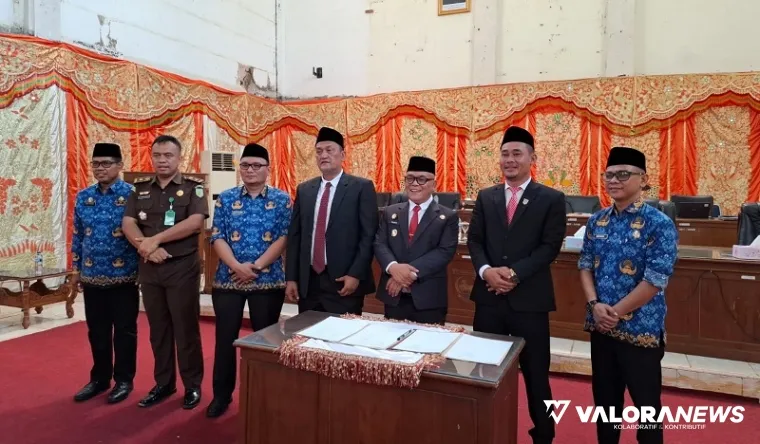 Ketua DPRD Pasaman Barat, Dirwansyah dan dihadiri Bupati Pasaman Barat, H Yulianto, Wakil Bupati, M Ihpan saat pengesahan Ranperda PPA Tahun 2024, Selasa. (humas)