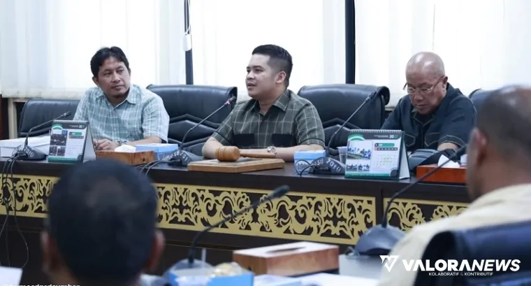 Wakil Ketua DPRD Sumbar, M Iqra Chissa Putra didampingi Sengaja Budi Syukur (Ketua PASI), Hamdanus (Pengurus PASI) berdialog tentang tantangan dunia atletik Sumbar dalam audiensi di ruang khusus 1, Rabu. (humas)