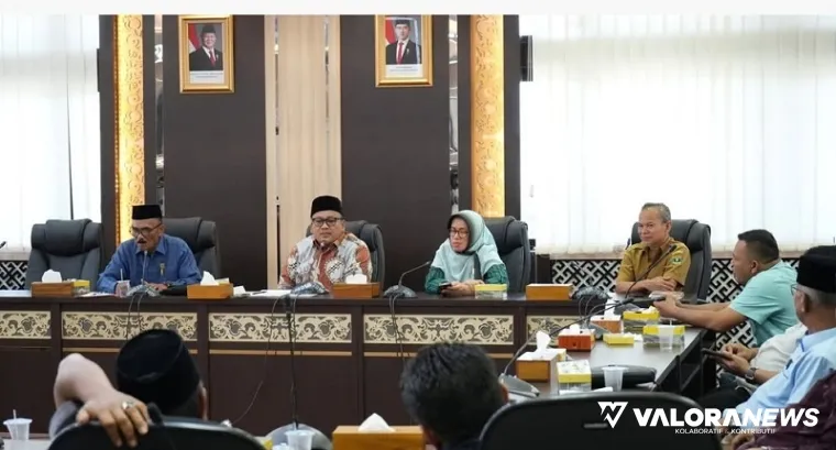 Wakil Ketua DPRD Tanah Datar, Kamrita memimpin rombongan Komisi III DPRD Tanah Datar, diskusikan pencemaran di Danau Singkarak bersama DPRD Sumbar, Senin. (humas)