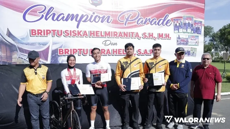 Ketua DPRD Sumbar, Muhidi didampingi Mahyeldi (gubernur) foto bersama dengan bintara peraih medali emas pada ajang World Police and Fire Games 2025 di halaman kantor gubernur, Ahad pagi. (humas)