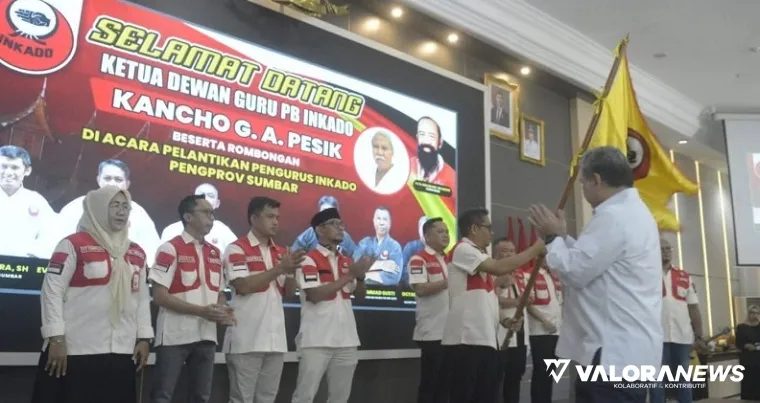 Wakil Ketua DPRD Sumbar, Evi Yandri Rajo Budiman menerima pataka Inkado usai dilantik sebagai ketua Penprov Inkado Sumbar, oleh Sekjen PB Inkado, Oscar Ramon Pesik di Auditorium Gubernur Sumbar, Sabtu. (humas)