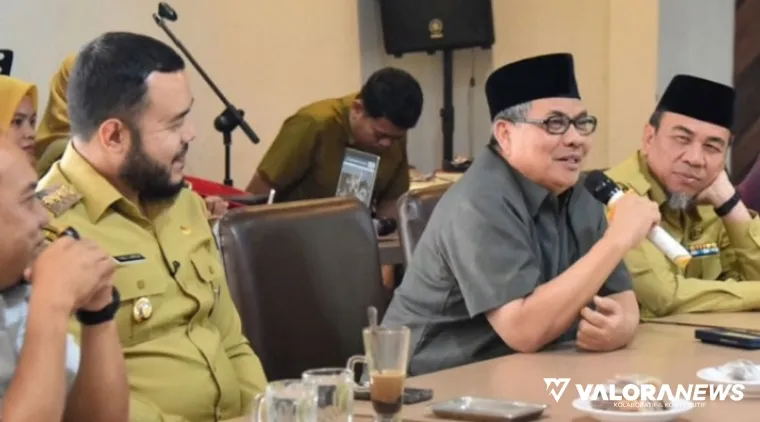 Ketua DPRD Sumbar, Muhidi memberikan sambutan pada pertemuan Wako Padang dengan anggota DPRD dari Dapil Sumbar I di RM Sederhana, Senin. (humas)