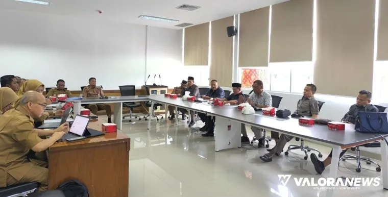Ketua Komisi I DPRD Sumbar, Usmardi Thareb memimpin rapat kerja dengan DPMPTSP, di Ruang Rapat Komisi I, Senin. (humas)