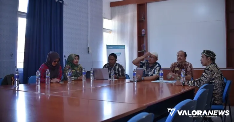 Pematangan persiapan Festival Literasi dan Pamenan #2 antara Kepala Dinas Kominfo Padang Panjang, Ampera Salim beserta jajaran, dengan Komunitas Seni Hitam Putih sebagai penyelenggara Festival Pamenan Minangkabau 2025, Kamis. (humas)