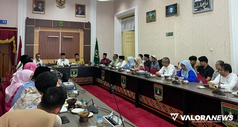 Gubernur Sumbar, Mahyeldi memberikan arahan pada pimpinan OPD saat penyerahan penghargaaan terkait SPM di istana gubernur, Jumat. (humas)