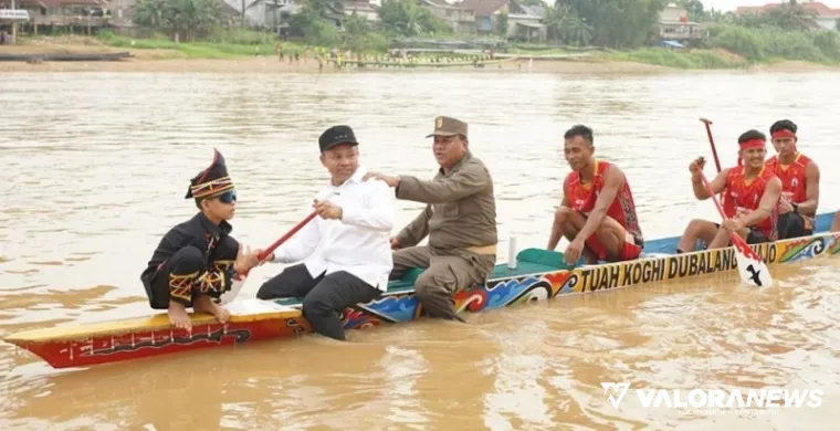 Gubernur Riau, Abdul Wahid menaiki jalur atau perahu panjang bersama si bocah viral &#039;Aura Farming,&#039; Rayyan Arkan Dikha, usai mengujungi Tepian Narosa, Kamis. (humas)