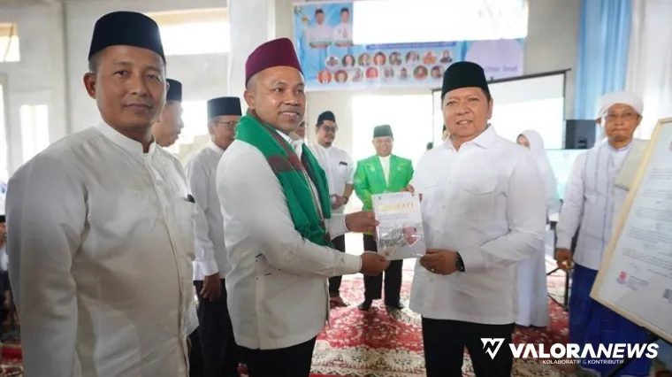 Gubernur Riau, Abdul Wahid menerima buku biografi Abuya Abuya Bachtiar Daud pada peringatan Haul ke-18 ulama Kampar itu di Pondok Pesantren Islamic Center Al Hidayah, Kampar, Kamis. (humas)