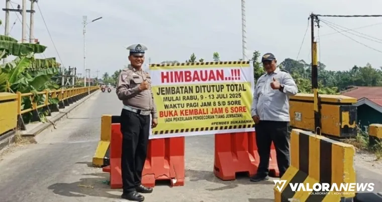 Personel Dishub Pemkab Rokan Hulu dan Polres Rohul, memasang pengumuman penutupan jalan total di perbaikan Jembatan Sungai Rokan, Sabtu. (humas)