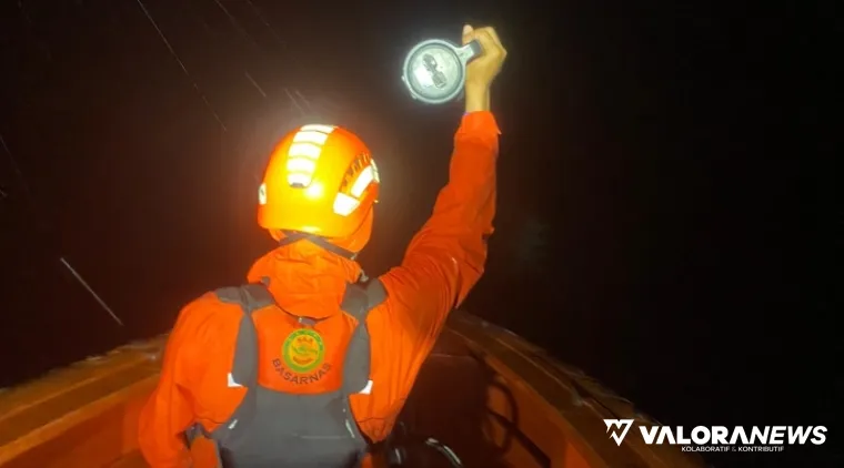 Tim SAR tengah melakukan upaya pencarian korban kapal penyeberangan yang terbalik di Selat Sipora di Kabupaten Kepulauan Mentawai, Senin siang. (humas)