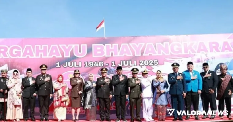 Wakil Ketua DPRD Sumbar, Nanda Satria (tiga dari kanan) foto bersama dengan Kapolda Sumbar dan Forkopimda dan undangan lainnya, usai upacara HUT Bhayangkara ke-79 di Istana Gubernur, Padang, Selasa pagi. (humas)