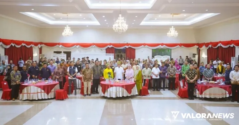 Gubernur Riau, Abdul Wahid foto bersama dengan pengurus IKA Undip Riau periode 2025-2027 di Gedung Serindit, Rabu. (humas)