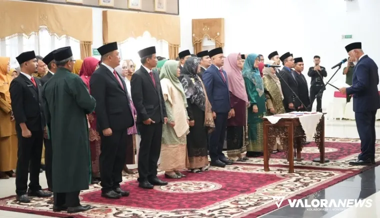 Gubernur Sumbar, Mahyeldi melantik 25 pejabat manajerial di lingkungan Pemprov Sumbar di auditorium gubernuran, Selasa. (humas)