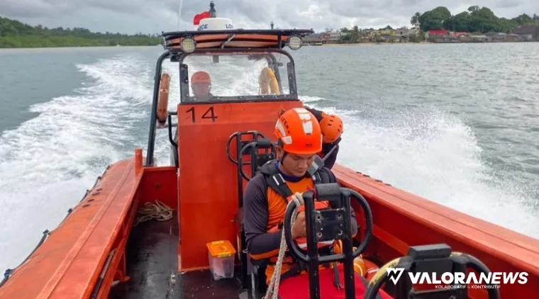 Pencarian yang dilakukan Tim SAR di Selat Sipora, terkait terbaliknya kapal penyebarangan di Selat Sipora, Senin siang. (humas)