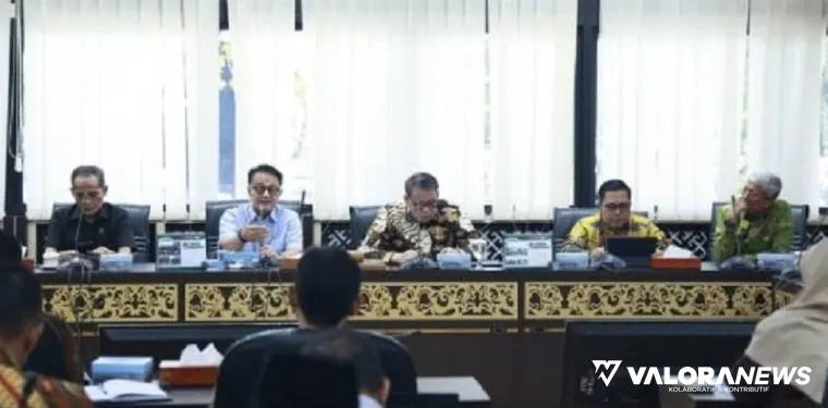 Ketua Pansus RPJMD Sumbar 2025-2029, Indra Catri memimpin rapat pembahasan dengan menghadirkan OPD terkait di ruang khusus I, Kamis. (humas)