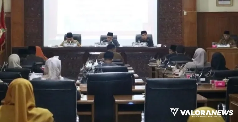 Wakil Ketua DPRD Bukittinggi, Beny Yusrial pimpin rapat paripurna dengan agenda penyampaian pandangan umum anggota fraksi terhadap RanperdaRPJMD Bukittinggi 2025-2029, Selasa. (humas)