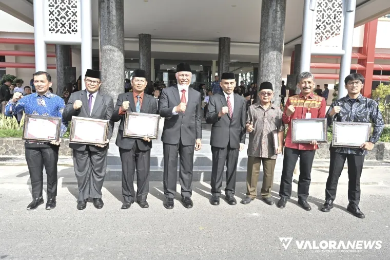 Gubernur Sumbar, Mahyeldi foto bersama dengan pengurus koperasi yang meraih penghargaan usai upacara Harkopnas ke-78 tingkat provinsi yang digelar di halaman Kantor Gubernur, Kamis. (humas)