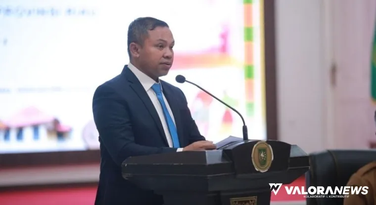 Gubernur Riau, Abdul Wahid memberikan arahan usai menyerahkan SK kepada 60 CPNS tahun anggaran 2024 di Gedung Daerah Balai Pauh Janggi, Kota Pekanbaru, Selasa. (humas)