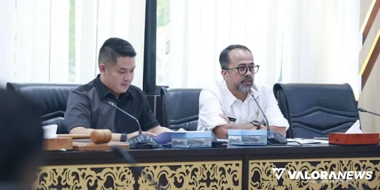 Wakil Ketua DPRD Sumbar, M Iqra Chissa Putra Iqra didampingi Maifrizon (Plt Sekretaris), saat menerima kunjungan kerja pimpinan dan anggota komisi gabungan DPRD Kabupaten Solok Selatan di ruang rapat khusus 1, Rabu. (humas)