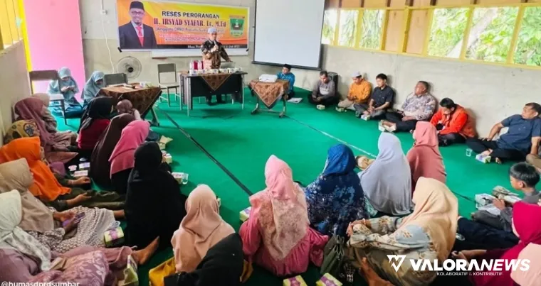 Anggota DPRD Sumatera Barat, Irsyad Syafar berdialog dengan warga Nagari Simalanggang pada kegiatan reses perorangan yang digelar di SD IT Ar Risalah, Nagari Simalanggang, Kabupaten Limapuluh Kota, Sabtu. (humas)