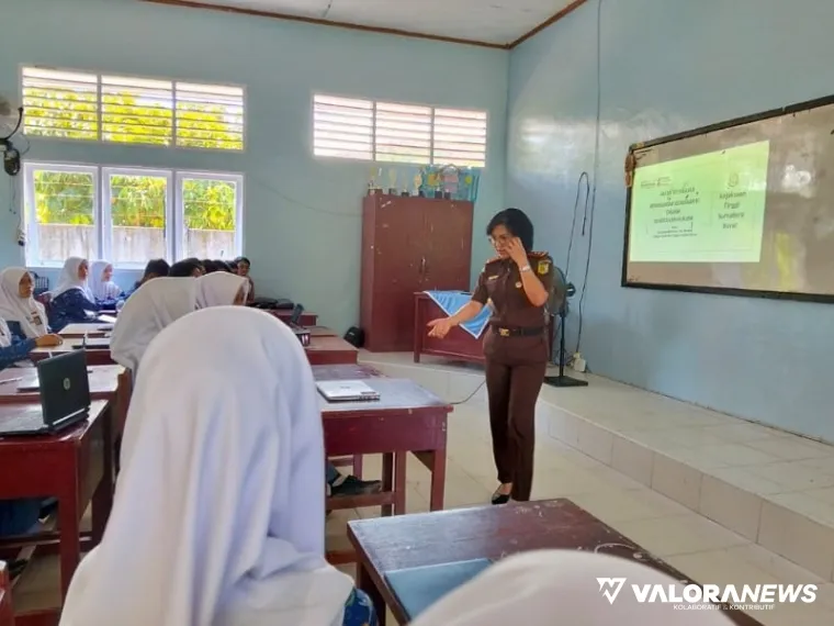 Kepala Kejaksaan Tinggi Sumatera Barat, Yuni Daru Winarsih, memotivasi pelajar Siswa - Siswi SMAN 3 Painan di Sago, Painan, Kecamatan IV Jurai, Kabupaten Pesisir Selatan, Kamis (24/7/2025). FOTO: tusrisep