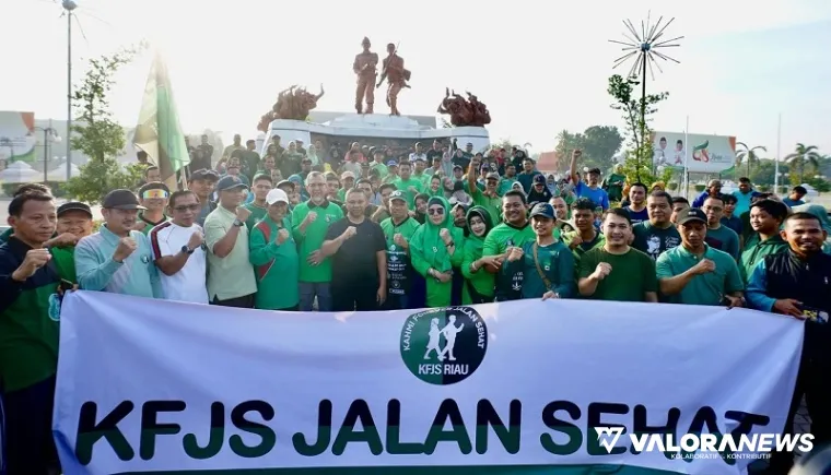 Gubernur Riau, Abdul Wahid berbaru dengan aktivis KAHMI dan masyarakat luas, yang mengikuti jalan sehat bertajuk KFJS di acara Car Free Day, Ahad. (humas)