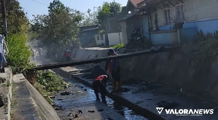 Personel Damkar beserta sejumlah ASN gelar goro di Kelurahan Campago Ipuh, Kecamatan Mandiangin Koto Selayan, Kota Bukittinggi, Jumat pagi. (hamriadi)