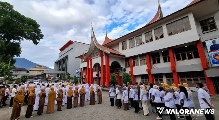 Apel pagi yang agenda rutin setiap awal pekan, diikuti seluruh pegawai RSAM Bukittinggi yang berdinas di waktu itu. (humas)