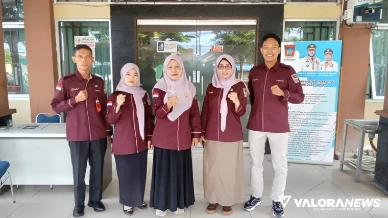 Personel layanan publik di kantor kecamatan Nanggalo. (humas)