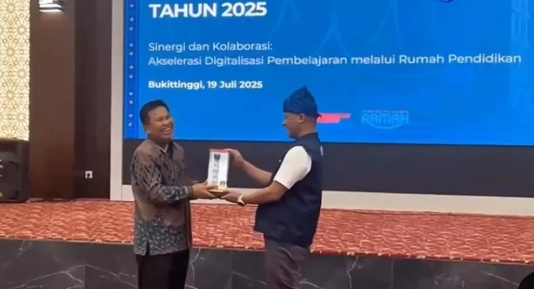 Kepala Balai Layanan Platform Teknologi Kemendikdasmen RI, Wibowo Mukti terima cenderamata dari Sekda Bukittinggi, Rismal Hadi pada kegiatan Koordinasi Nasional Forum Kepala BTIKP se-Indonesia di balairung rumah dinas Wako, Sabtu. (hamriadi)
