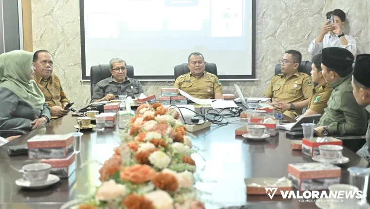 Kepala Biro Adpim Sumbar, Mursalim terangkan pola kerjasama media pada rombongan Komisi I DPRD Tanah Datar di ruang rapat kantor Adpim, Senin. (humas)