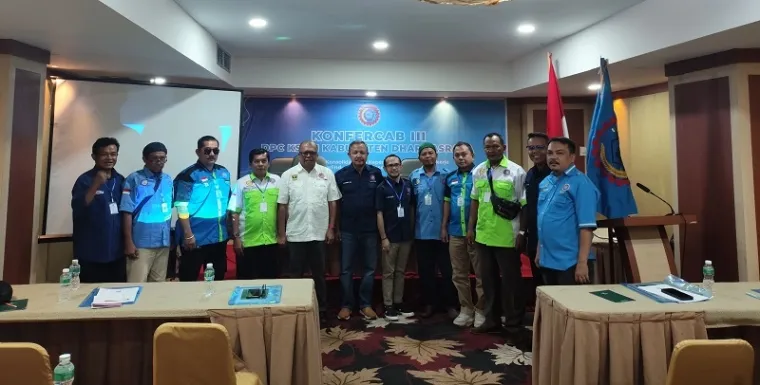 Syahrial Salam foto bersama usai terpilih sebagai ketua K-SPSI Dharmasraya periode 2025-2030. Pada Konfercab III yang digelar di Padang, Senin. (istimewa)