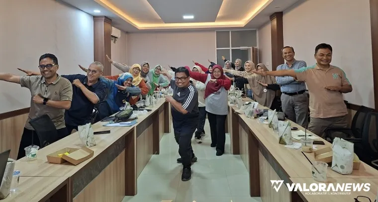 Ketua Panitia Kongres VII IKA Unand, Muhammad Riendra foto bersama dengan panitia lainnya, usai rapat di kantor IDI Sumbar di kawasan GOR Agus Salim, Ahad. (humas)