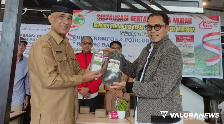 Ketua Kopdes MP, Muhammad Zaki menyerahkan dua produk unggulan Pupuk Kompos Organik dan Pupuk Organik Hayati Cair (POHC) dengan merek OBB usai acara sosialisasi, Senin. (istimewa)