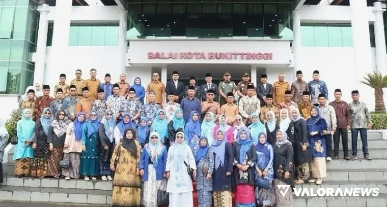Wakil Wali Kota Bukittinggi, Ibnu Asis, dihadiri unsur Forkopimda, Sekretaris Daerah, ASN di lingkungan Pemko Bukittinggi dan tamu undangan foto bersama usai upacara Hari Koperasi, Senin. (humas)