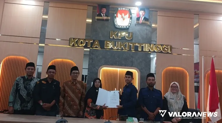 Ketua KPU Bukittinggi, Satria Putra menerima hasil pleno Rekapitulasi Daftar Pemilih Berkelanjutan Triwulan II Tahun 2025, yang digelar di Aula Kantor KPU Kota Bukittinggi, Rabu. (istimewa)