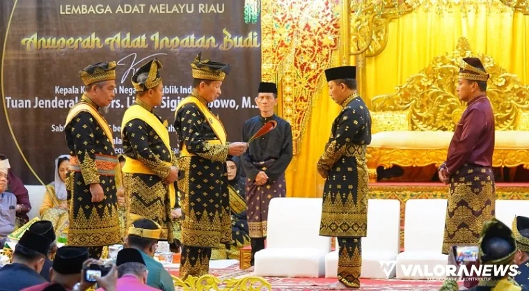 Kapolri, Jenderal Pol Listyo Sigit Prabowo mengikuti prosesi pengungerahan gelar adat Ingatan Budi yang disematkan Lembaga Adat Melayu (LAM) Riau di Pekanbaru, Sabtu. (humas)