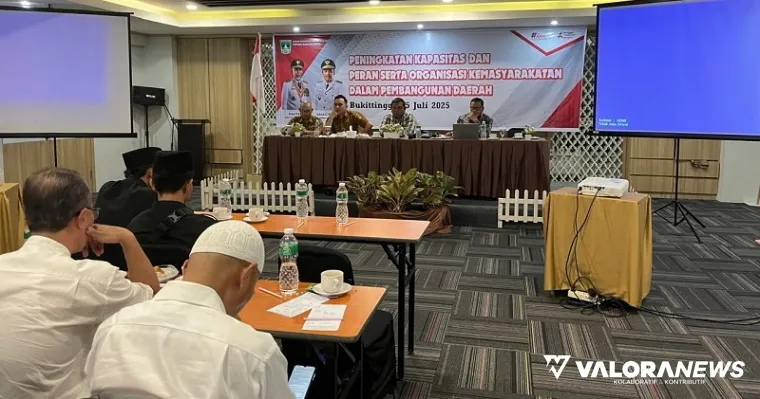 Kasat Intel Polresta Bukittinggi, Polresta Bukittinggi, AKP Pradifta Danan Jaya Pangihutan Simanjuntak jadi narasumber pada dalam peningkatan kapasitas dan peran serta Ormas dalam pembangunan daerah, di Bukittinggi, Selasa. (hamriadi)