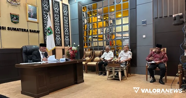 Gubernur Sumbar, Mahyeldi mengikuti ujian tesis S-2 bidang Studi Magister Manajemen di University Islam Antarabangsa Sultan Abdul Halim Mu&#039;adzam Shah (UniSHAMS), Malaysia secara daring dari istana gubernuran, Rabu. (humas)