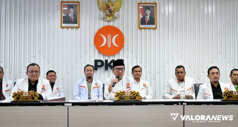 Presiden PKS, Almuzammil Yusuf didampingi Muhammad Kholid (Sekjen) dan jajaran pengurus pusat lainnya, umumkan DPTW PKS se-Indonesia periode 2025-2030 di Kantor DPTP PKS, Jakarta, Kamis. (humas)