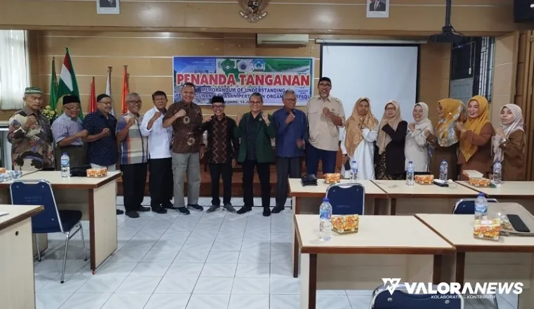 Rektor Unitas Padang, Prof Irfan Suliansyah bersama Tun Huseno (Ketua Tim P3A Tamansiswa) dan Yul Amri (Maporina Sumbar) foto bersama dengan pimpinan perguruan Tamansiswa Padang usai penandatanganan nota kesepahaman pemanfaatan aset, Senin. (mangindo kayo