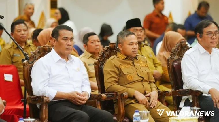 Mentan, Amran Sulaiman bersama Abdul Wahid (gubernur Riau) dan Bupati dan Wali Kota se-Riau di Gedung Daerah Balai Pauh Janggi, Pekanbaru, Selasa. (humas)