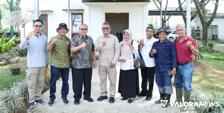 Ketua DPRD Sumbar, Muhidi foto bersama dengan Kepala UPTD Regional Persampahan Payakumbuh, Desrizal dan jajaran, foto bersama usai kunjungan kerja ke unit kerja dibawah Pemprov Sumbar itu, Jumat. (humas)