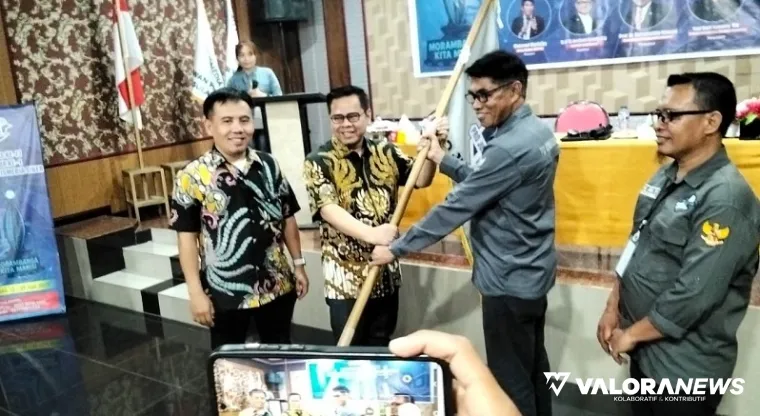 Sekretaris Dewan Etik DPP PJS, Ismail Abas serahkan pataka PJS pada Mahmud Marhaba yang terpilih aklamasi pada Munas II di Palu, Sultra, Ahad. (humas)