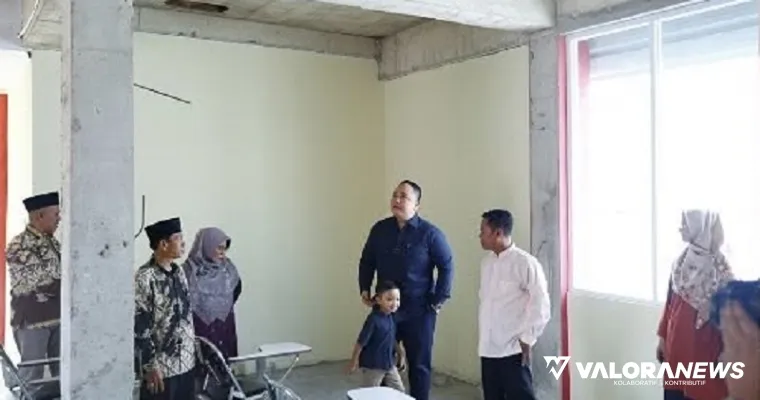 Wakil Ketua DPRD Sumbar, Nanda Satria meninjau sejumlah ruangan praktek di SMKN 3 Padang saat berkunjung ke sekolah itu, Jumat. (humas)