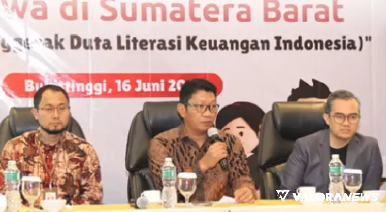 Kepala Otoritas Jasa Keuangan (OJK) Sumatera Barat, Roni Nazra dan staf, memberikan keterangan pers tentang kondisi keuangan Sumbar bulan lalu. (humas)