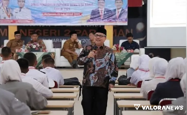 Ketua DPRD Sumbar, Muhidi memberikan arahan pada kegiatan Pelatihan Dasar Kepemimpinan kepada pengurus Osis SMK se-Sumatera Barat di SMKN 9 Padang, Selasa. (humas)