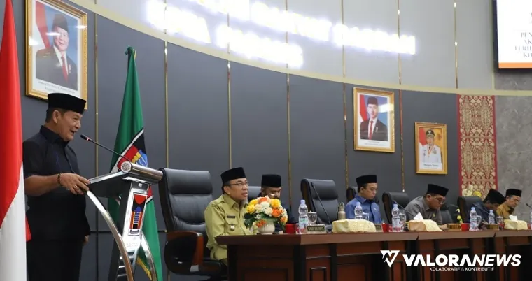 Wakil Ketua DPRD Padang, Osman Ayub membacakan hasil pembahasan Pansus DPRD Padang tentang Ranperda RPJMD Tahun 2025-2029 pada rapat paripurna, Senin pagi. (humas)
